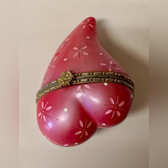 Vintage Bronze Trim Clasp Porcelain Figural Love Heart Trinket Box Antique - Picture 7 of 16